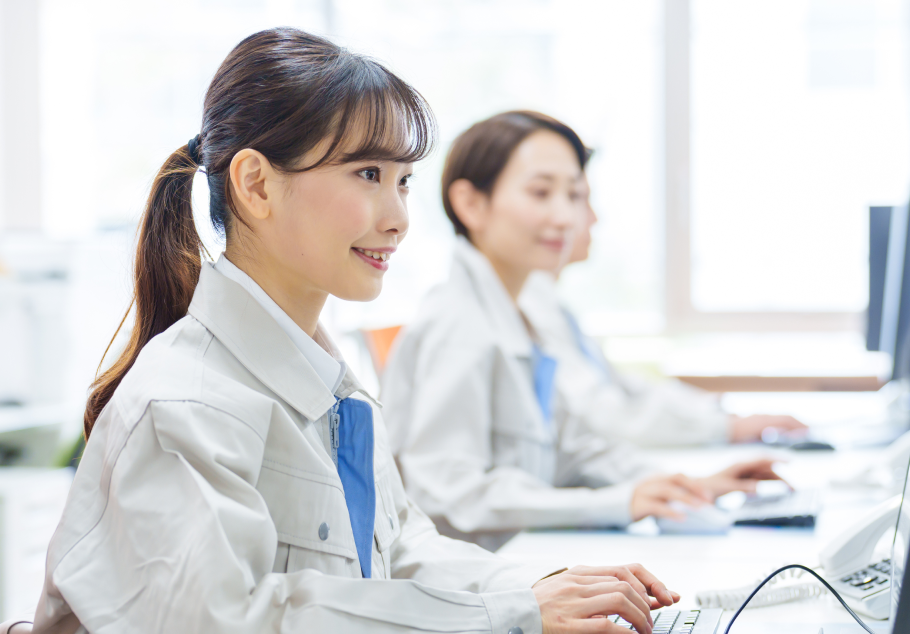 オフィスで働く社員